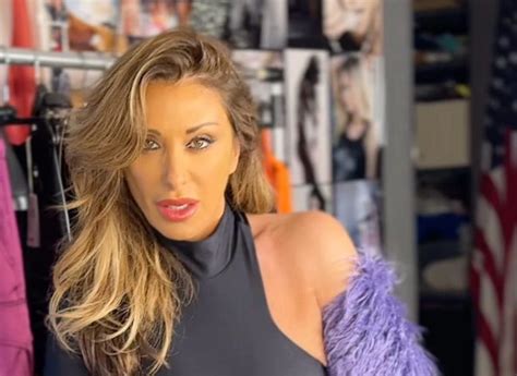 sabrina salerno culo|Sabrina Salerno, il ballo allo specchio fa impazzire i fan: il video